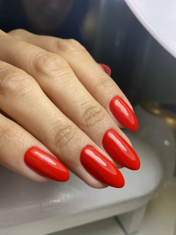 Unhas amendoadas longas em vermelho vivo